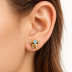 Boucle d'oreille Vache Opale portée sur le lobe