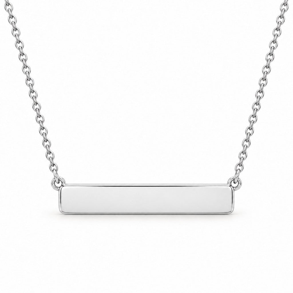Collier Barre Personnalisé argenté, pendentif et chaîne sur fond blanc