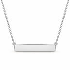 Collier Barre Personnalisé argenté, pendentif et chaîne sur fond blanc
