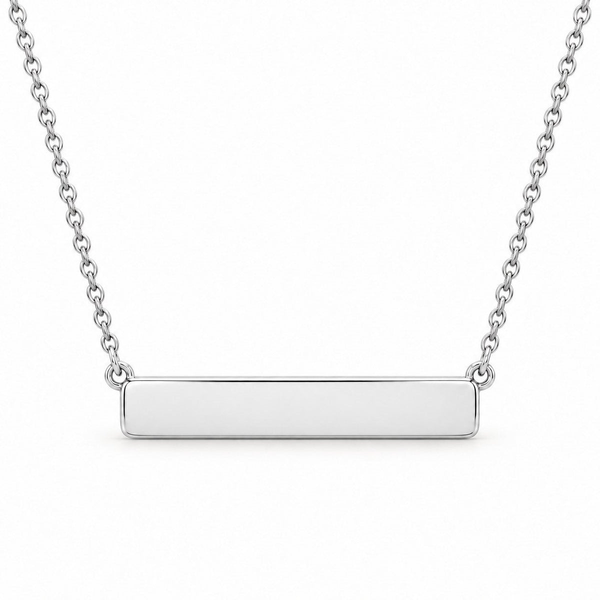 Collier Barre Personnalisé argenté, pendentif et chaîne sur fond blanc