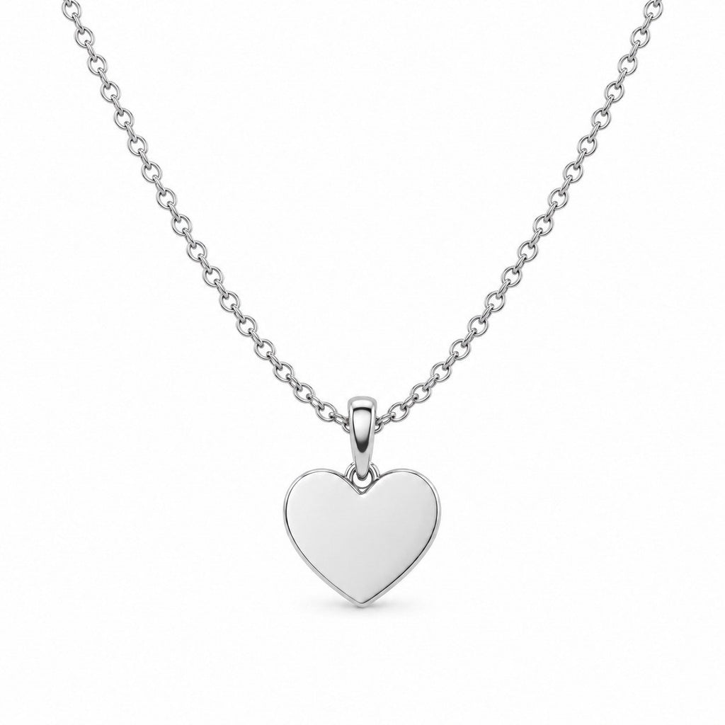 Collier Cœur Personnalisé argenté, pendentif et chaîne sur fond blanc