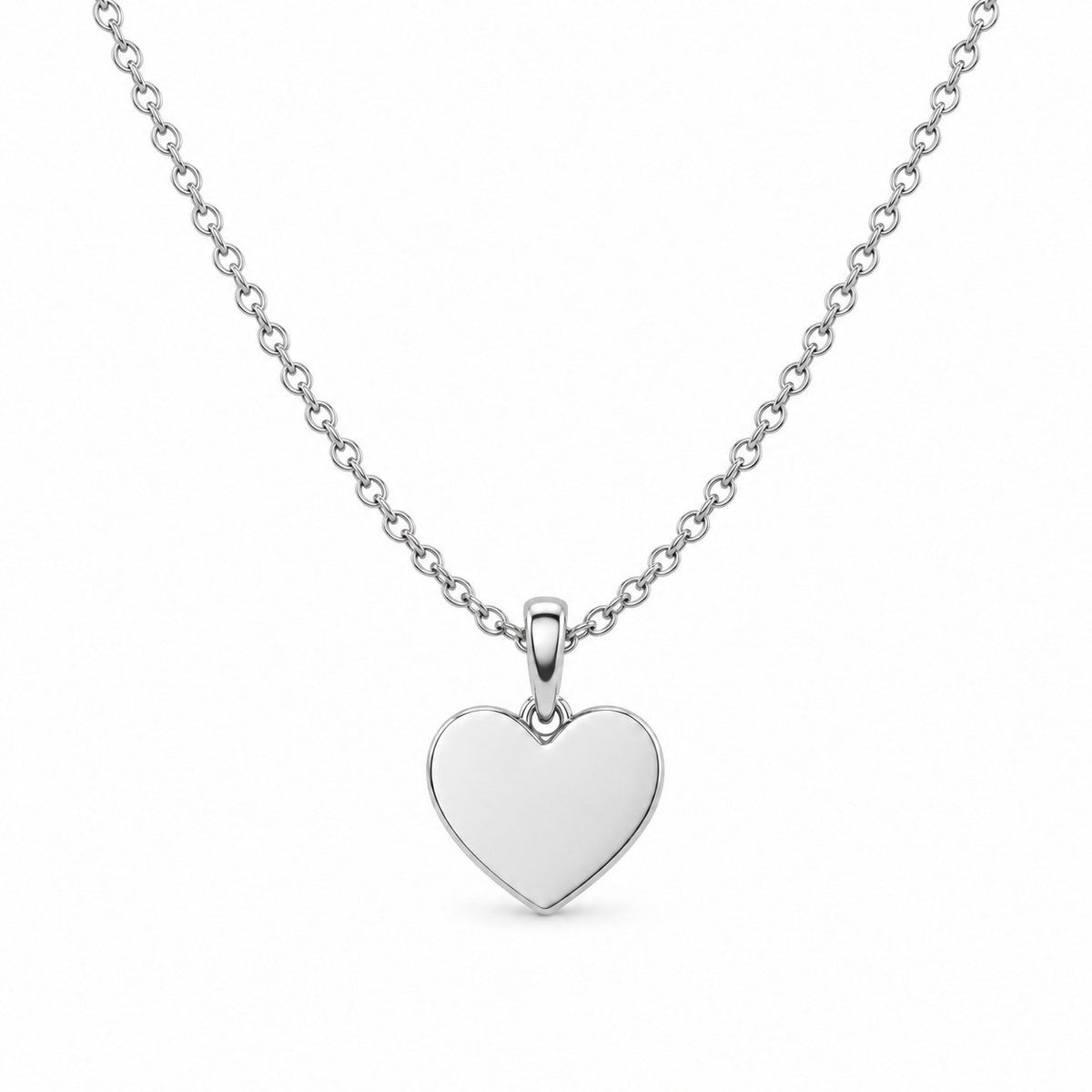Collier Cœur Personnalisé argenté, pendentif et chaîne sur fond blanc