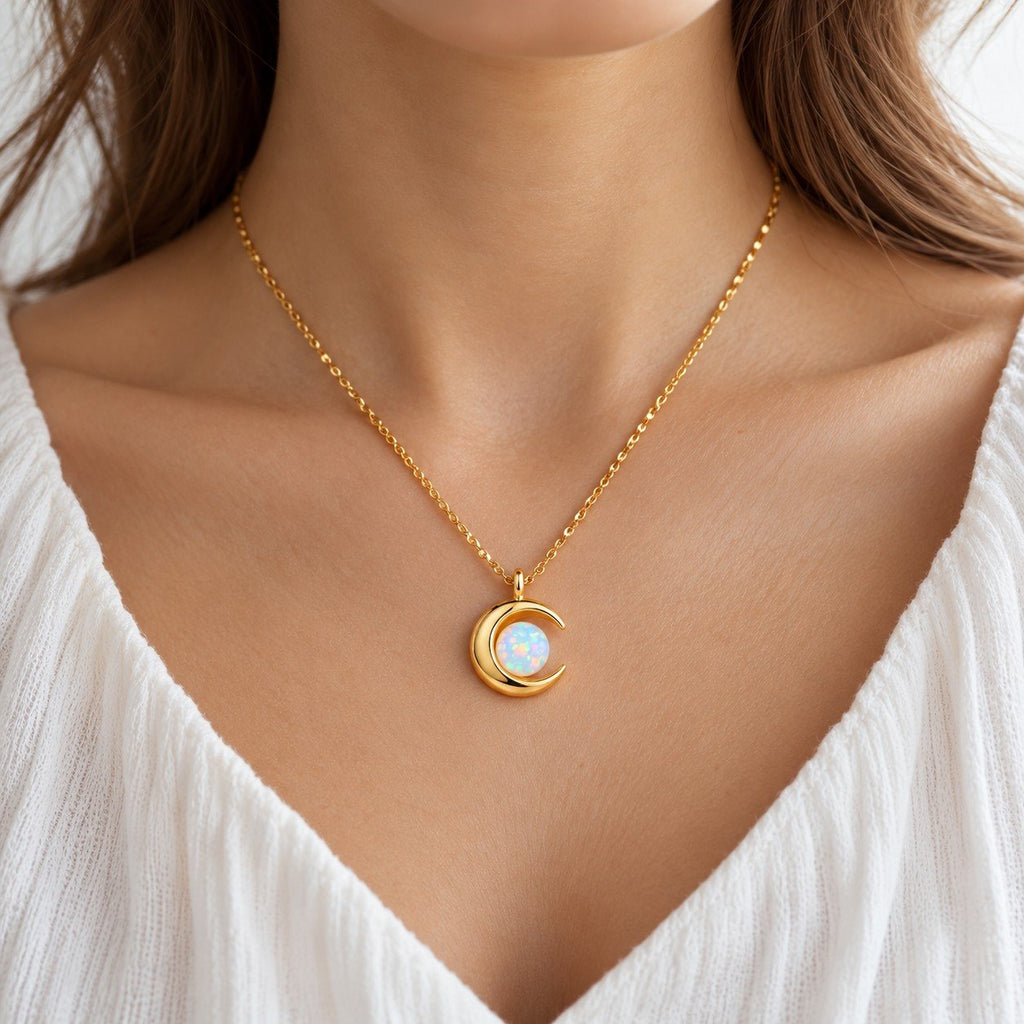 Collier Lune Opale porté au cou