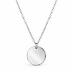 Collier Médaille Personnalisé argenté, pendentif et chaîne sur fond blanc