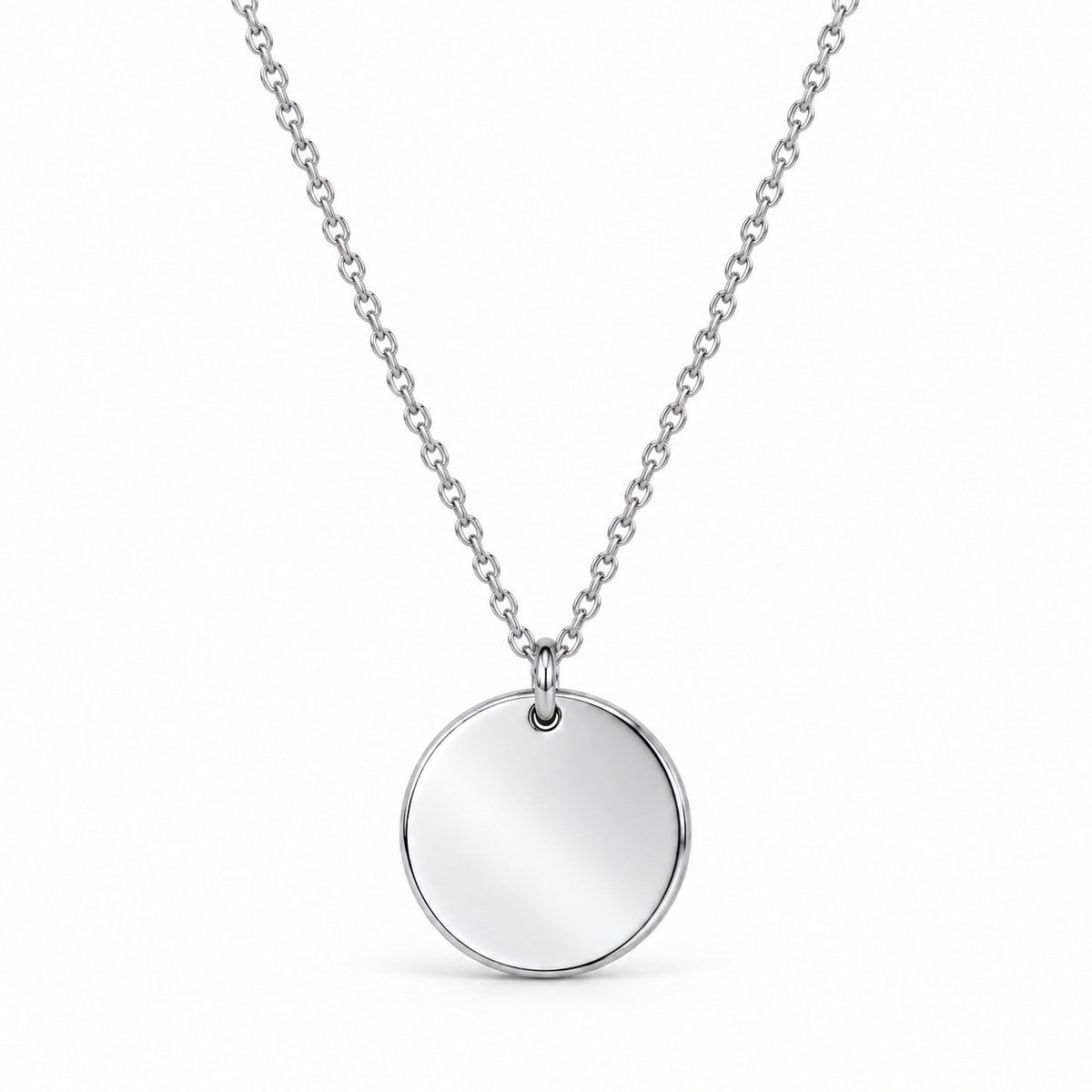 Collier Médaille Personnalisé argenté, pendentif et chaîne sur fond blanc