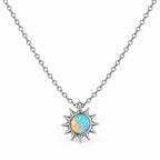 Collier Soleil Opale argenté, pendentif et chaîne sur fond blanc