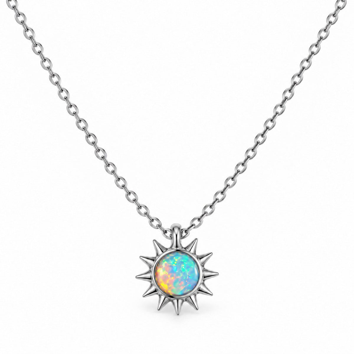 Collier Soleil Opale argenté, pendentif et chaîne sur fond blanc