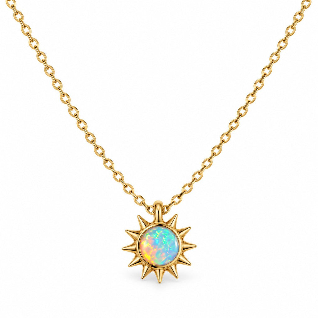 Collier Soleil Opale doré, pendentif et chaîne sur fond blanc