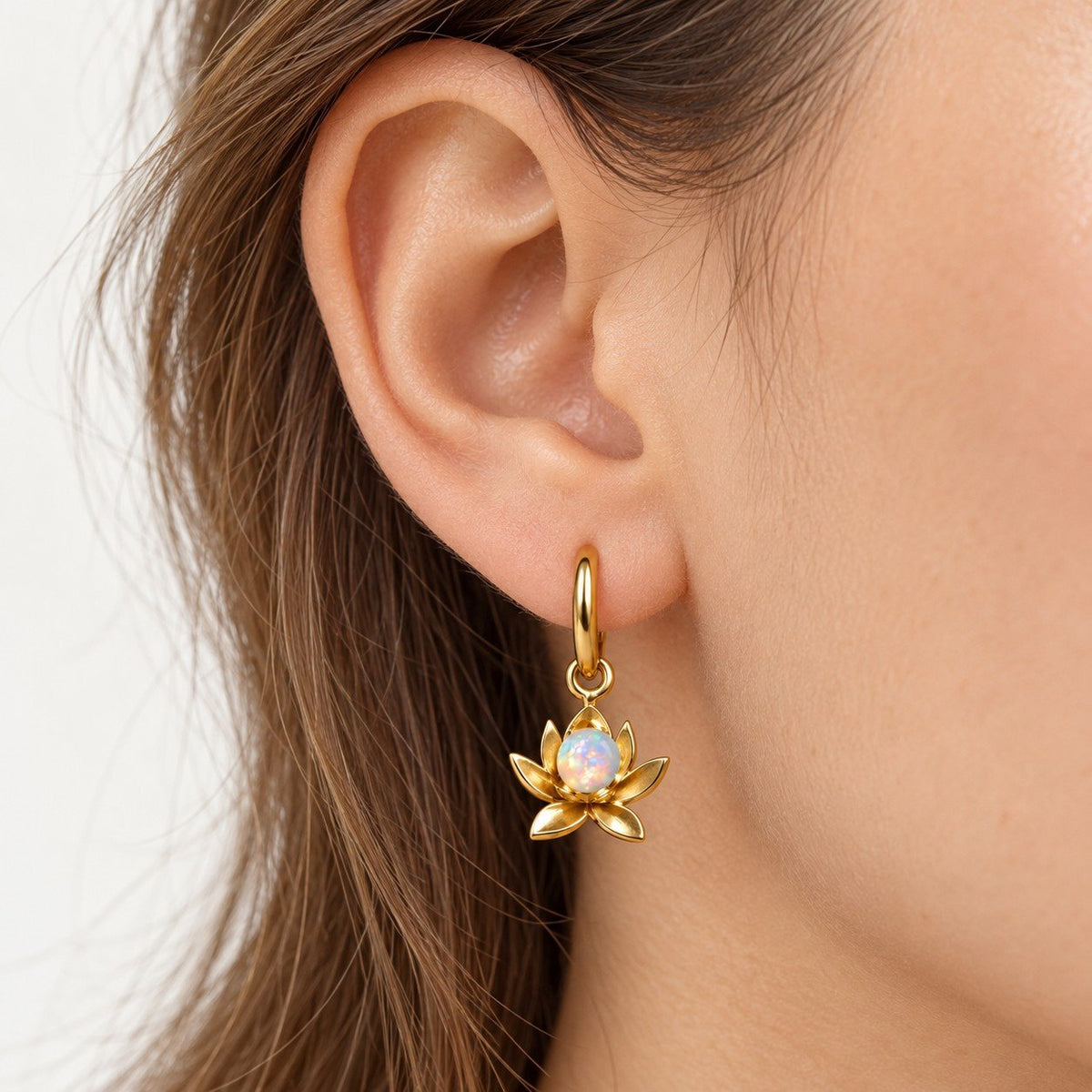 Créole Fleur de Lotus Opale portée sur le lobe